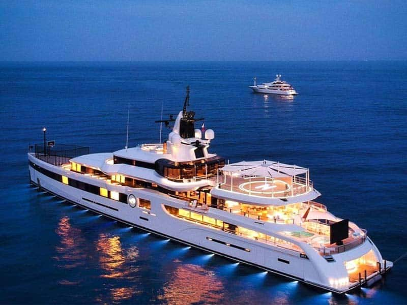 How much does it cost to charter a yacht